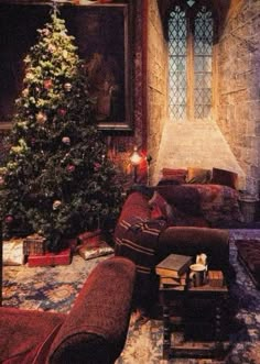 Cozy Moody Christmas, Harry Potter Movie Stills, Gryffindor Common Room Christmas, Christmas Aesthetic Hogwarts, Harry Potter Movie Pictures, Pink Hogwarts Aesthetic, Harry Potter Birthday Aesthetic, 1970s Christmas Aesthetic, Christmas In Harry Potter