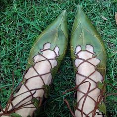 Olivia Mark - Leaf-shaped Ballet Flats with Strap and Pointed Toe Shoe Tree Retro Witch, British Style Men, Elf Shoes, Lace Up Gladiator Sandals, Point Shoes, Captain Hook, Pointed Toe Flats, Cool Boots, Toe Shoes