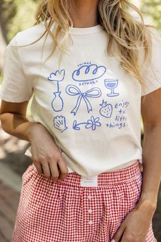 Cute and Comfy: Graphic Tees for Everyone Tee Shirt Ideas, Young Mom Style, Athleisure Mom, Red Graphic Tee, Cute Tshirt Designs, Mom Accessories, Enjoy The Little Things, Red A, Button Up Cardigan