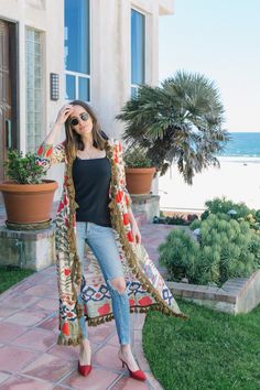 How To Style A Kimono, Jeans Jacket Outfit, Front Roe, Gilet Kimono, Kimono Outfit, Louise Roe, Jean Jacket Outfits