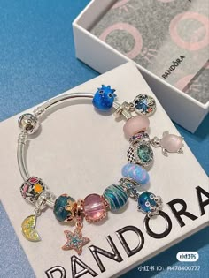 Cute Pandora Bracelet Ideas, Pulsera Pandora Charms Ideas, Pandora Bracelet Aesthetic, Pandora Bracelet Ideas, Christmas Hand Painted, Pandora Bracelet Charms Ideas, Girly Bracelets, Pandora Bracelet Designs, Pandora Jewelry Charms