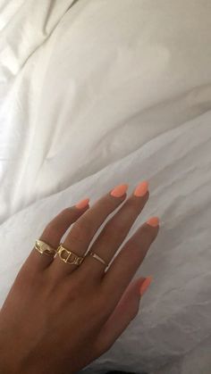 Almond Shape Nails Color, Summer Nails On Tan Skin, Beachie Nails, Summer Nails 2023 Peach, Nails That Make U Look Tan, Peach Nails Aesthetic, Peach Nails Almond Shape, Summer Nails To Make You Look Tan, Salmon Colored Nails