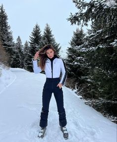 #inspiration #poses #vacation Poses Vacation, Inspiration Poses, Seoul Travel, Ski Outfit, Skiing Outfit, Pose Ideas, Seoul, Vintage Dresses, Dates