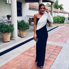 La imagen puede contener: una persona, de pie y exterior Minimalist Fashion Women, Designer Maxi Dress, Beauty Dress, Gala Dresses, Classy Women, Dress Wedding, Event Dresses, Elegant Outfit