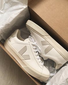 Zapatillas Veja, Veja Shoes, Pretty Shoes Sneakers, Shoe Wishlist, Veja Sneakers, Hype Shoes, Shoe Inspo, Girly Shoes, Aesthetic Shoes