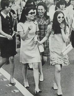 Women in Tokyo, Japan in 1967. Japanese Mens Fashion, 1960s Outfits, Showa Era, Fashion 1960s, 70s Inspired Fashion, Social Trends, Tokyo Fashion, Vintage Japan, 1960s Fashion