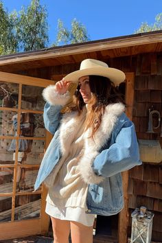 Rylee Denim Jacket with Faux Fur Trim Aspen Attire, Fur Denim Jacket Outfits, Fancy Cowgirl Outfits, Western Winter Wedding, Winter Nashville Outfits, Nashville Winter Outfits, Capitol Fashion, Winter Cowgirl, Western Fringe Jacket