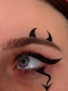 Hallowen Schminke, Maquillage Halloween Simple, Portret Feminin, Halloweenský Makeup, Holloween Makeup, Cute Halloween Makeup, Halloween Makeup Pretty, Halloween Eye Makeup, Graphic Makeup