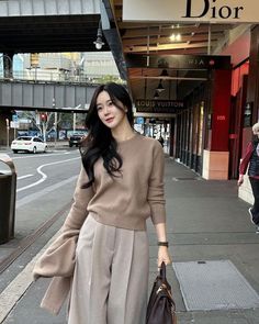 Ide Outfit Simple, Korean Business Woman Outfits, Korean Outfits Formal, Korean Office Outfit, Business Casual Korean, Contact Ideas, Elegant Fits, Internship Outfit, Simple Casual Outfits