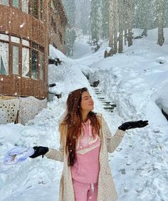 Kashmiri Outfits For Women, Pakistani Formal Dresses, Anushka Sen, Celebrity Fashion Looks, Kurta Style, Chic Winter Outfits, Stylish Winter Outfits, Winter Photoshoot, Indian Fashion Saree