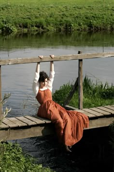 a woman sitting on a wooden bridge next to a body of water with the caption'solo por hoy amor '