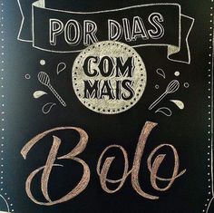 a chalkboard sign that says por dias com mais bole