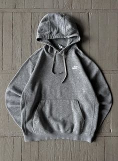 FOLLOW MY SHOP TO CHECK DAILY UPDATES & PRICE DROPS Vintage Nike Small Swoosh Hooded Sweatshirt Size S P2P - 23'' Length - 26'' Sweat is in very good pre-owned condition Shipping options: - standard shipping in 7-15 days - priority in 3-5 business days (price will be more) Sweat Nike, Nike Hoodies, Grey Nike Hoodie, Nike Clothing, Plain Hoodies, Hoodie Aesthetic, Nike Sweats, Casual Preppy Outfits, Gray Hoodie