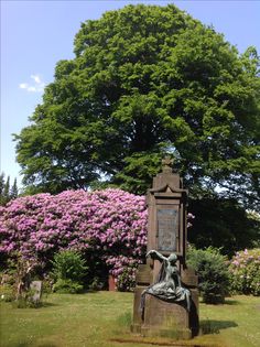 a statue in the middle of a grassy area