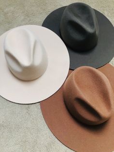 Monroe Hat, Deerstalker Hat, Women Hats Fashion, Jeans Overall, Love Hat, Cowgirl Hats, Outfits With Hats, Cute Hats, Beautiful Hats