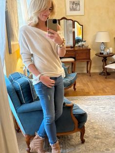 Cashmere & denim for a simple look.
.
#mymidlifefashion #style #fashion #mystyle #outfitpost