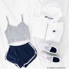 Strand Outfit, Nike Coat, Hijab Chic, Chic Clothing, Sporty Outfits, Fit Inspo, Audrey Hepburn, School Outfits, Comfy Outfits