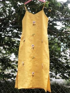 Daisy Embroidered Dress, Dress With Hand Embroidery, Linen Dress Embroidery Ideas, Embroidery In Clothes, Yellow Beach Dress With Floral Embroidery, Yellow Embroidered Summer Beach Dress, Linen Dress Embroidery, Hand Embroidery Clothes, Summer Embroidery Designs