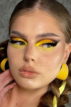 Yellow Make Up, Duck Makeup, Yellow Makeup Looks, Ballroom Makeup, Bird Makeup, Yellow Eye Makeup, Yellow Makeup, Yellow Eyeshadow, Show Makeup