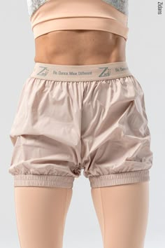 заказать Sauna-shorts | beige Hailey Bieber Ballet, Ballet Shorts, Ballet Class Outfit, Yumiko Dancewear, Ballet Essentials, Ballet Yoga, Ballet Wear, Dancer Lifestyle, Dance Gear