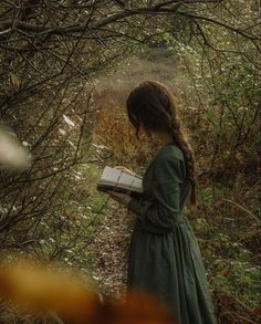 Green Academia, Fotografi Vintage, Dark Cottagecore, Emily Dickinson, Princess Aesthetic, Cottagecore Aesthetic