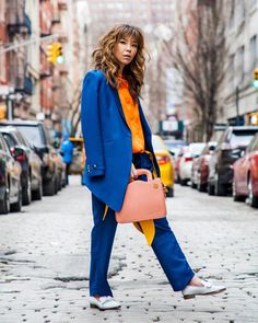 Color block: a moda dos looks coloridos está de volta [35 FOTOS] Teal Fashion Aesthetic, Electric Blue Outfit Color Combos, Orange And Blue Outfits For Women, Blue And Orange Outfit Ideas, Neon Blue Outfit, Orange Blue Outfit, Pokémon Outfits, Blue And Orange Outfit, Orange And Blue Outfit