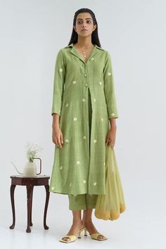 Hand Embroidered Tunics, Ireland Dress, Cotton Suit Designs, Coat Set, Green Daisy, Simple Kurta Designs, Simple Kurti Designs, Tunic Designs, Desi Fashion Casual