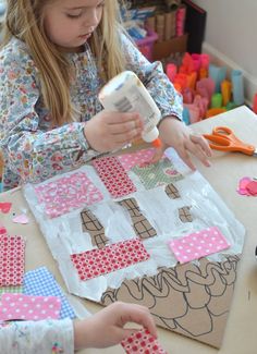 Children make patchwork houses from cardboard and fabric scraps. Fabric Crafts For Kids, Fabric Scraps Ideas, Group Art Projects, Group Art, Crafts For Kids To Make, Patchwork Fabric, Camping Art, Preschool Art