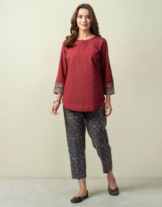 Short Kurta Designs Women, Short Cotton Kurti, Kurti With Leggings, Short Kurti Designs, Kurti With Jeans, Cotton Tops Designs, Nautical Chic, Cotton Short Dresses, Casual Blouse Shirts