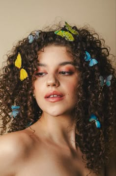 Mariposas, butterflies, editorial photoshoot, aesthetic, beautiful, photography, photo ideas, curly hair, cabello rizado, curly hair method, instagram filters, photoshoot ideas, easy hairstyles, easy curly hairstyles, peinado facil para rizos, pelo chino Curly Hair Women Photoshoot, Curly Hairstyles Photo Shoot, Photoshoot Ideas Curly Hair, Curly Hair Poses Photo Ideas, Curly Hair Photoshoot Ideas, Flowers In Curly Hair, Editorial Hair Photography, Curly Hair Editorial, Photoshoot Curly Hair