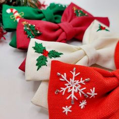 These unique Christmas themed handmade hair clips are hand-embroidered on soft linen fabric. Embroidery threads are 100% cotton. Available in green, ivory, red and burgundy colors. Santa Claus, candy cane, coquina flower and Christmas tree embroideries and sparkling beads will add shine to your hair. This doesn't bother you. It is flexible and comfortable. You can choose alligator and automatic shut-off. This completely hand-embroidered Christmas design hair clip will be a great accessory for Ch Embroidered Bows Hair Clips, Embroidered Magnets, Diy Christmas Hair Accessories, Cane Embroidery, Christmas Hairbow, Santa Embroidery, Christmas Hair Clips, Christmas Hair Clip, Embroidered Hair Bows