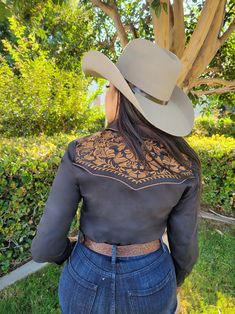 40% Polyester 60% cotton Western design Adjustable button cuffs Long sleeve El Señor De Los Cielos Black/Brown Cowboys Shirt, Western Design, Western Shirt, Western Shirts, Shirt Outfit, Cowboy Hats, Women Long Sleeve, The Lord, Plus Size Fashion