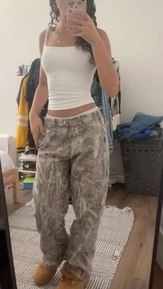 Camo Pants Fit, Camo Trousers, Best Fall Outfits, Dress For Your Body Type, Elegant Wardrobe, Street Style Outfits Casual, Khaki Trench, Apple Shape