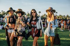 Looks e tendências: Os melhores looks do festival Coachella Look Da Festival, Moda Coachella, Kimono Crochet, Coachella 2018, Coachella 2017, Nashville Outfit, Coachella Looks, Festival Mode, Crochet Outfit