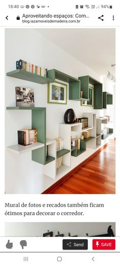 an image of a room with bookshelves and pictures on the wall in spanish