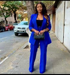 Stylish Business Outfits, Royal Blue Pants, Look Festival, Women Suits, Classy Dress Outfits, Classy Work Outfits, Stylish Work Outfits