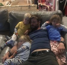 Evelyn And Emily, Chris Hemsworth Family, Chris Hemsworth Kids, Hemsworth Brothers, Thor X Loki, Chris Hemsworth Thor, Elsa Pataky, Liam Hemsworth