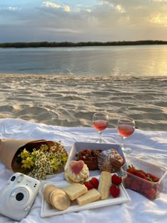 Sunset Beach picnic aesthetic cheese strawberries flowers film cake pastries ig vibes Beach Picnic Foods, Romantic Beach Picnic, Picnic Date Food, Picnic Aesthetic, Picnic Inspiration, Date Recipes, Cute Date Ideas, Picnic Birthday, Beach Date