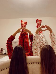 Christmas Matching Pajamas Sisters, Christmas Pajamas Aesthetic Matching, Christmas Pictures Friends Photo Ideas, Christmas Pictures To Recreate, Christmas Pyjamas Friends, Christmas Photo Friends, Family Pj Christmas Pictures Photo Ideas, Matching Pajamas Best Friends