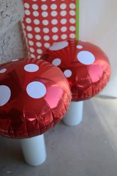 Cute idea...round foil balloons with white polka dot decals.  Mushrooms for Mario Bros. Theme Toadstool Decor, 4de Verjaardag, Willy Wonka Party, Super Mario Bros Party, Mario Bros Birthday, Mario Bros Party, Wonderland Birthday, Super Mario Birthday Party, Mad Hatter Party