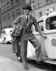 Looking dapper on the street, 1937. #vintage #menswear #fashion #guys #1930s 1940s Mens Fashion, 1930s Men, 1920s Mens Fashion, 1920s Fashion Women, A Man In A Suit, Man In A Suit, Mens Fashion Blog, 1950s Style