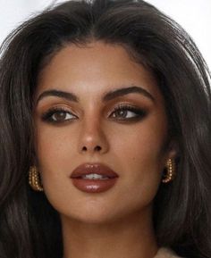 Vintage Brown Eye Makeup, Dark Gold Eye Makeup, Makeup Looks For Brown Eyes Wedding, French Aesthetic Makeup, Summer 2024 Makeup Looks, Romantic Makeup Looks Brown Eyes, Sade Girls Aesthetic Makeup, Italian Eye Makeup, Sade Makeup Looks