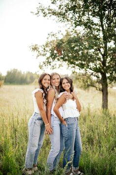 1 Person Photoshoot Poses, Fall Picture Poses For Family Of 3, Best Friend Photo Shoot Outfit Ideas, Girlfriend Group Photos, Friend Group Pictures Trio, 3 Sister Pictures Poses, Pics For 3 Besties, Senior Friend Photoshoot, 3 Sisters Pictures