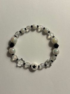 Black Bracelet Ideas, Bead Bracelet Design Ideas, Bracelet Ideas With Beads, Ideas With Beads, Beaded Bracelets Black, Star Bead Bracelet, Black And White Beaded Bracelet, Winter Paper, Trendy Bracelet