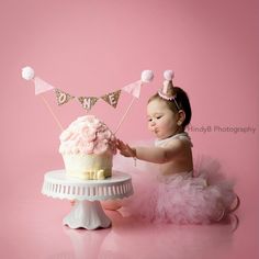 Birthday Bunting Cake, First Birthday Hat, Cake Smash Ideas, First Birthday Hats, Cake Bunting, Gold Hat, Baby Cake Smash, 1st Birthday Pictures, Smash Cakes