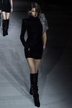 Runway #fashion review #PFW Fall17: Saint Laurent just won't let go of bad 80's style - the good, the bad, the ugly St Laurent, Couture Mode, Estilo Chic, Chic Sweaters, Runway Models, Fashion Show Collection, 80s Fashion, Fall 2017, Vogue Paris