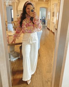 Girls Floral Blouse Outfits-30 Ways To Style a Floral Blouse White Floral Top Outfit, Floral Shirt Outfit Women, Flower Blouse Outfit, Flower Shirt Outfit, Blouse Outfit Ideas, Floral Blouse Outfit, Floral Long Tops, Floral Shirt Outfit, Floral Top Outfit