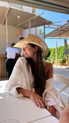 Cowboy Hat Instagram, Cowboy Hat Outfit Woman, Cowgirl Hat Outfit, Greece Mamma Mia, Greece Instagram, Tulum Outfits, Beach Photo Inspiration, Fashion Cowgirl