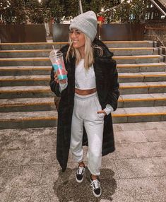 Cute Sweatpants Outfit, Sweatpants Outfits, Beanie Outfit, Cute Sweatpants, Skandinavian Fashion, Sweatpants Outfit, Joggers Outfit, Chill Outfits, Mode Inspo