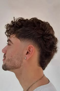 Uma ideia de corte masculino que equilibra ousadia e estilo. Entre nessa moda do momento e destaque seu visual.  crédito da foto @altubarber  #fade mullet # mullet masculino Mullet Short, Haircut Mullet, Fade Haircut Curly Hair, Haircut Tip, Low Fade Haircut